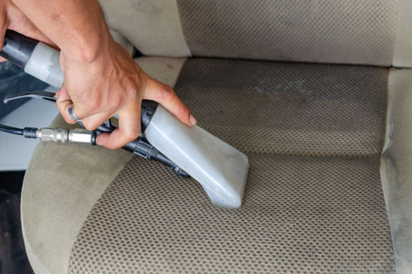 Car-seat-clean-with-Vacuum