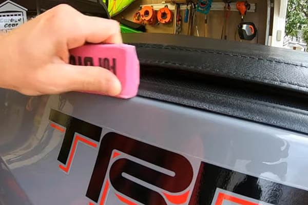 Using-Eraser-for-car-wax